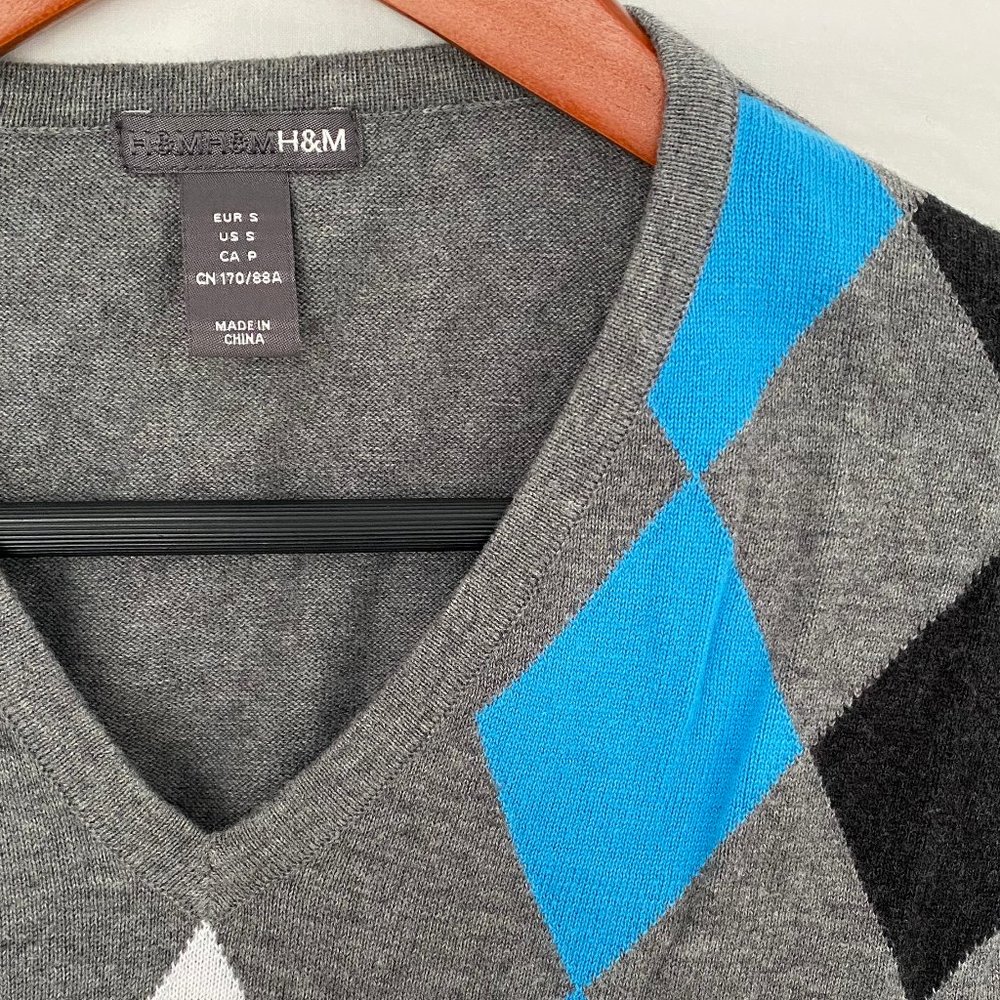 H&M - Mens v-neck sweater - Size S